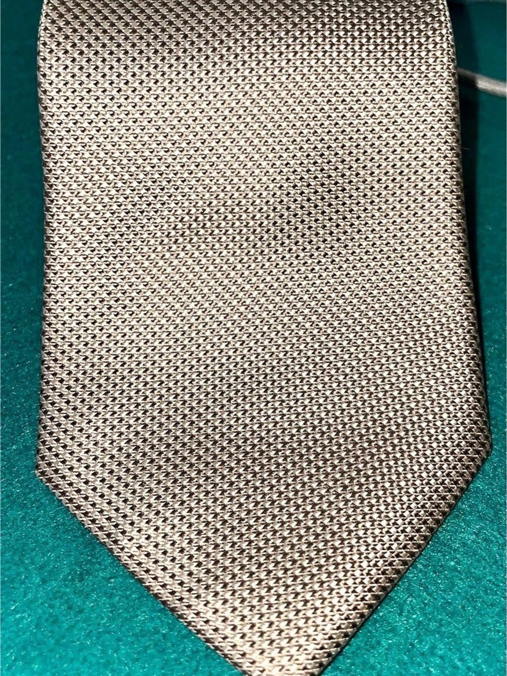 Michael Kors Geometric Tie in tan/champagne Like New